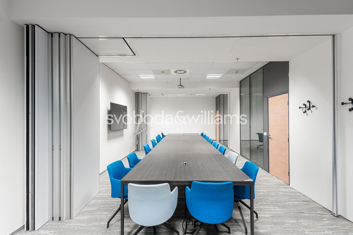 Pronájem kanceláře 733 m²