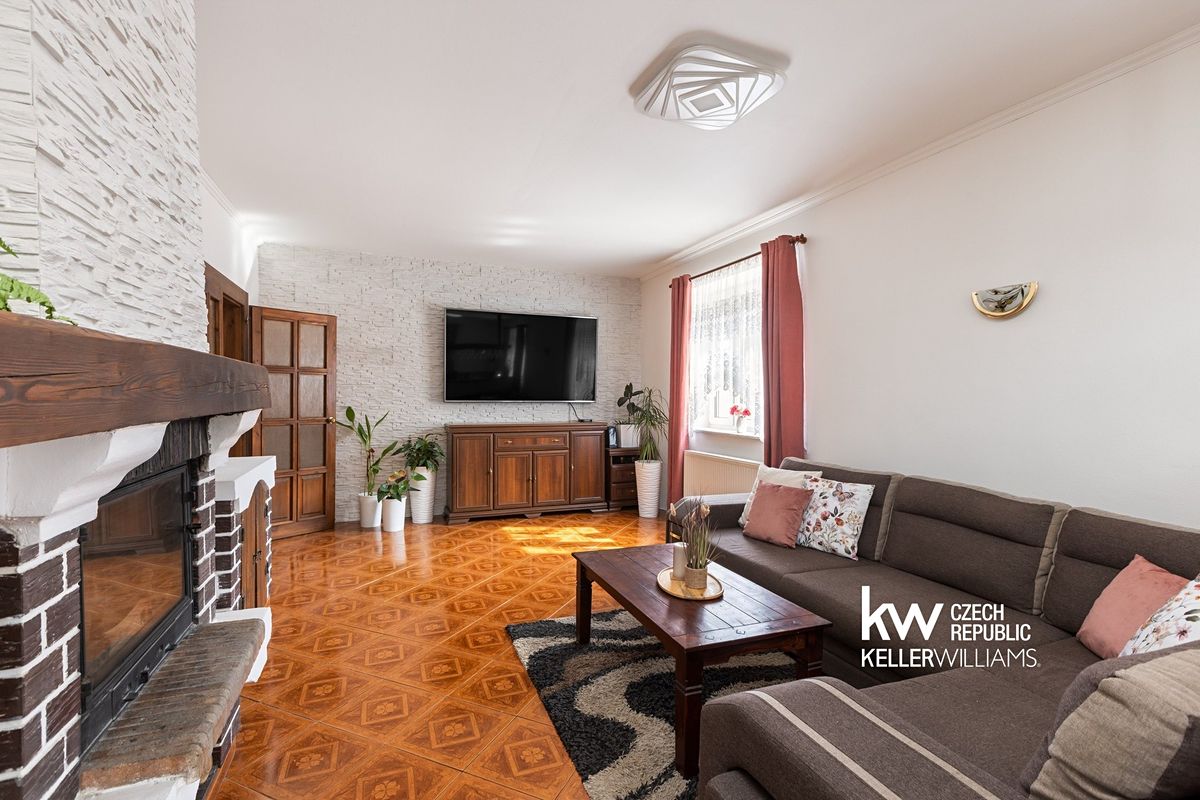 Prodej rodinného domu 260 m², pozemek 666 m² – fotografie 4