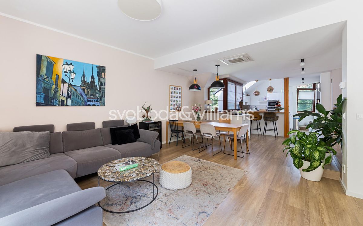 Prodej rodinného domu 365 m², pozemek 980 m² – fotografie 3