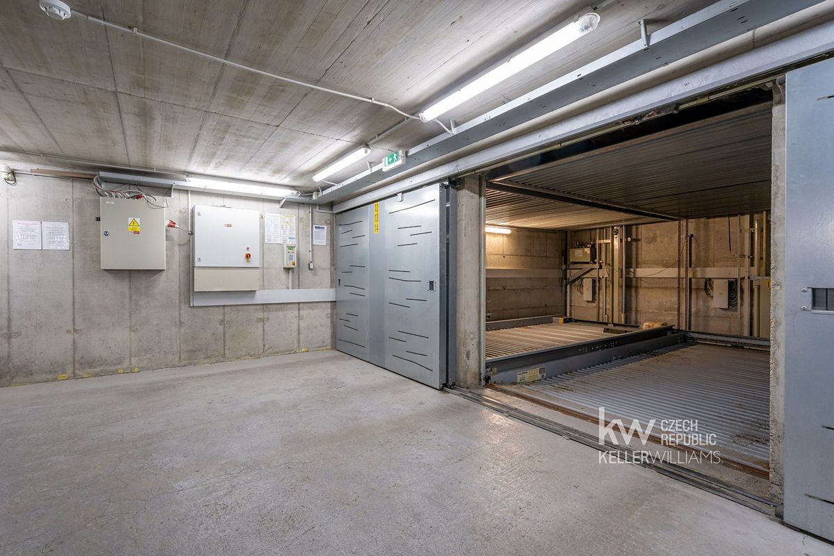 Pronájem garážového stání 11 m² – fotografie 2