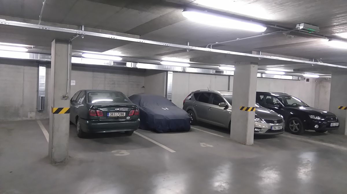Pronájem garážového stání 16 m²