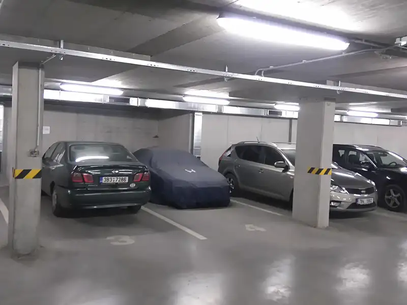 Pronájem garážového stání 16 m², Brno – náhled fotky 1