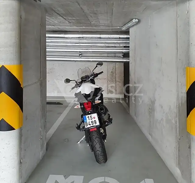 Prodej garážového stání 11 m², Praha – náhled fotky 2