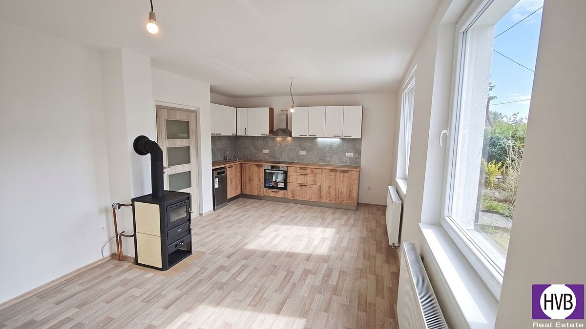 Prodej rodinného domu 160 m², pozemek 359 m² – fotografie 2