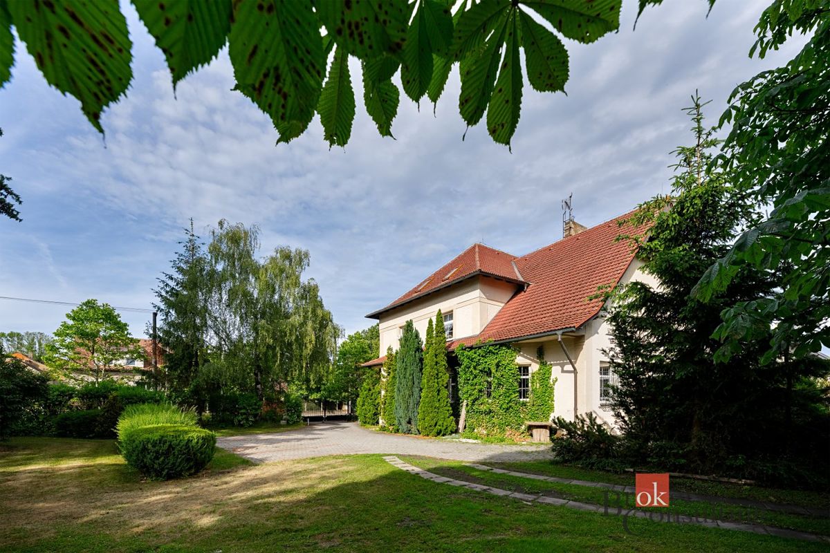 Prodej rodinného domu 1000 m², pozemek 2969 m²