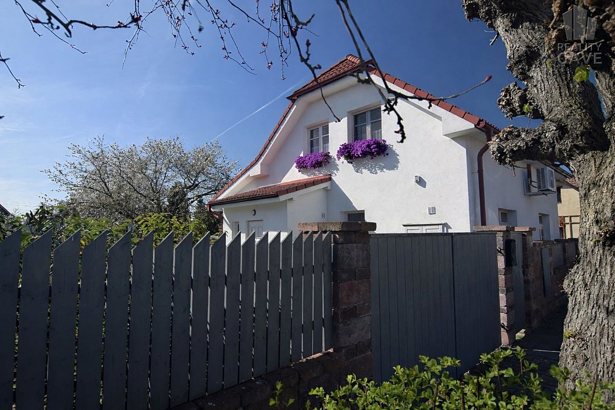 Prodej rodinného domu 124 m², pozemek 725 m² – fotografie 2