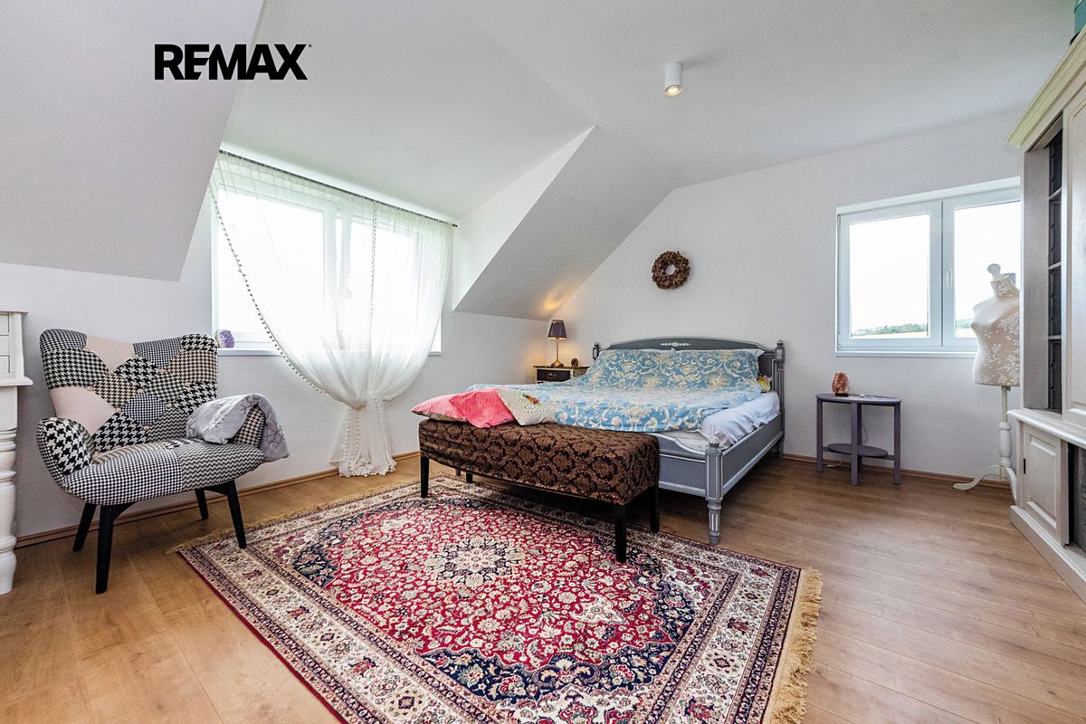 Prodej rodinného domu 250 m², pozemek 1469 m² – fotografie 3