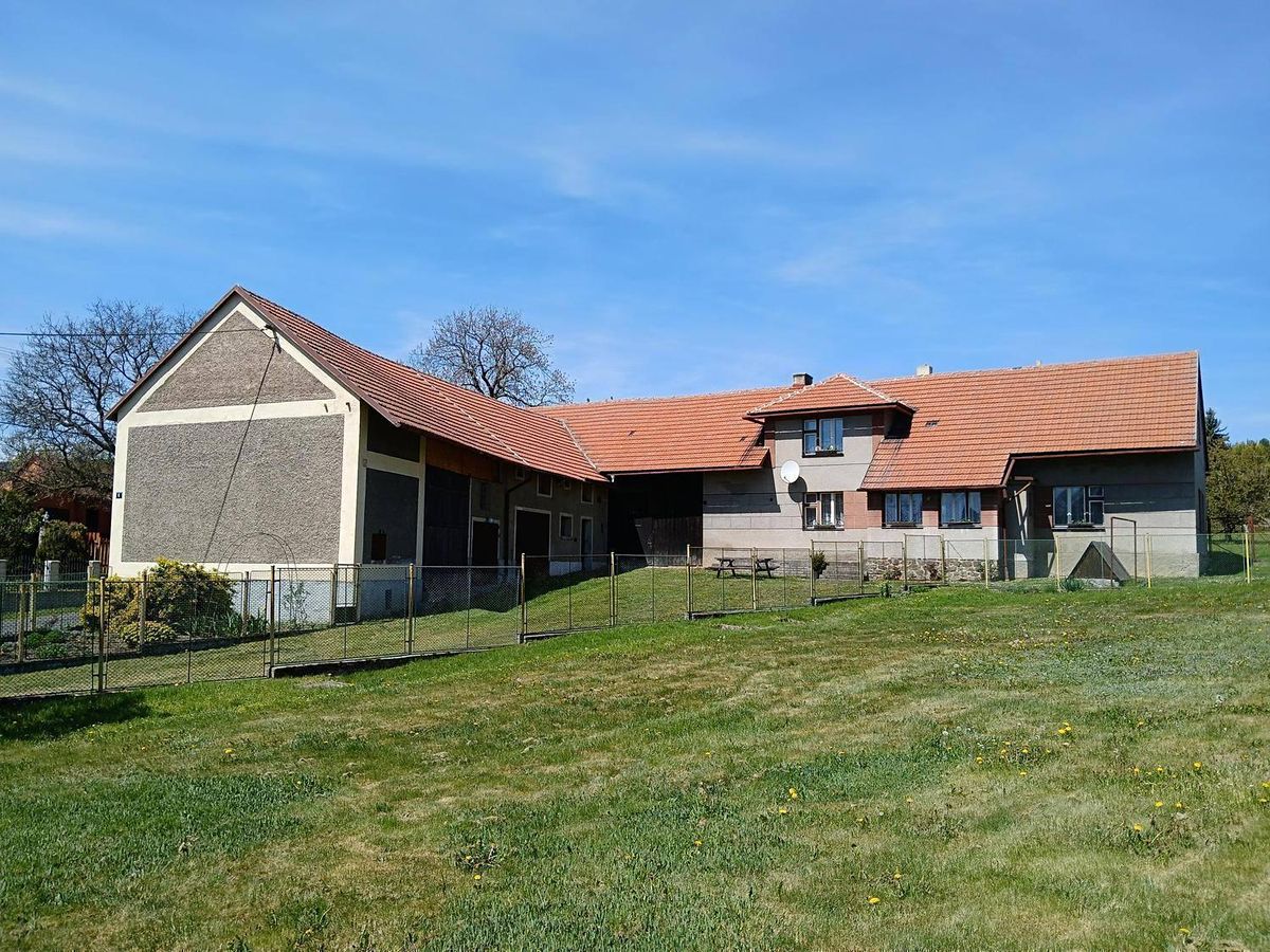Prodej rodinného domu 168 m², pozemek 2312 m²