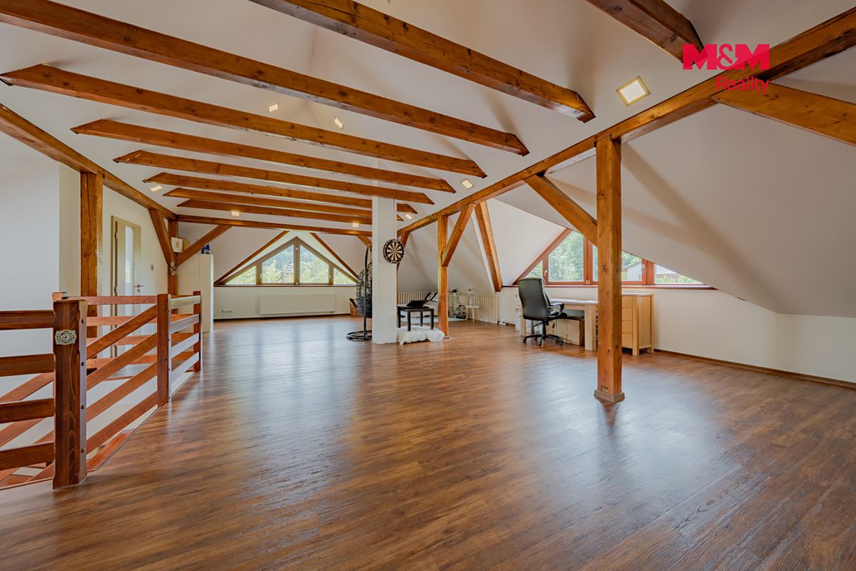 Prodej rodinného domu 220 m², pozemek 1559 m² – fotografie 2