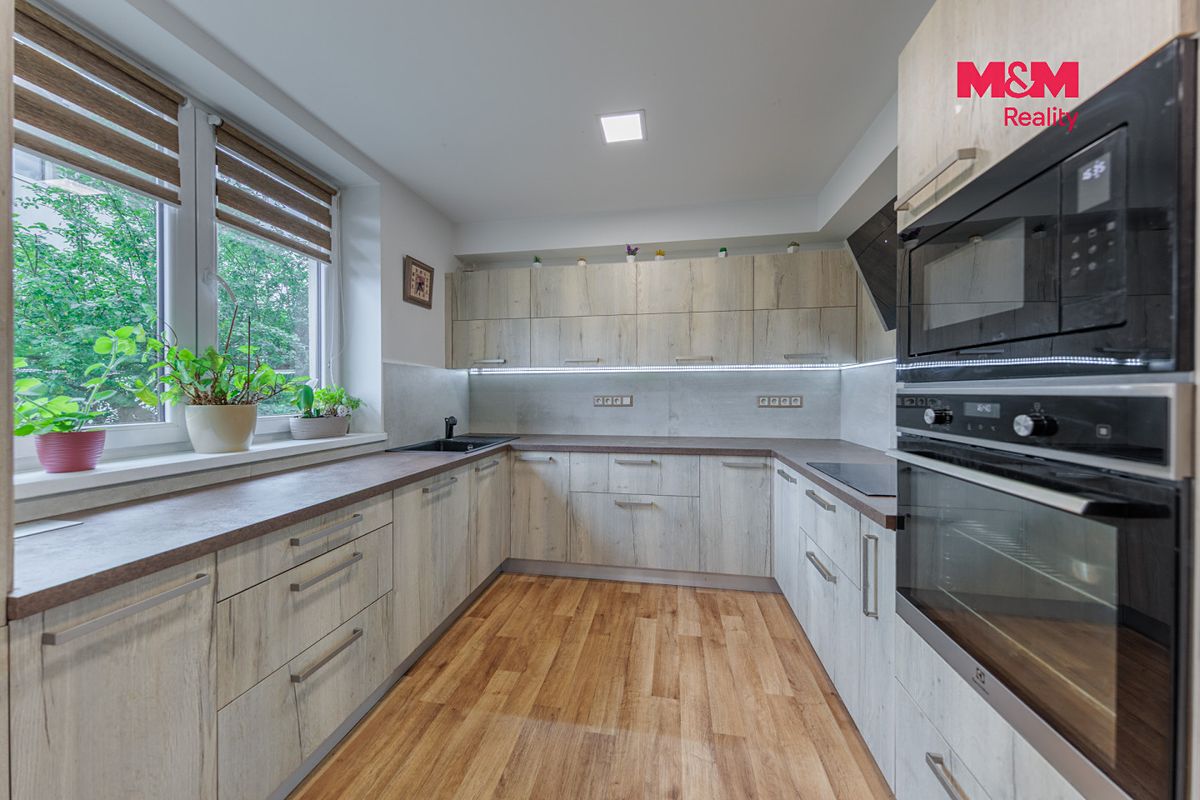 Prodej rodinného domu 330 m², pozemek 704 m² – fotografie 2
