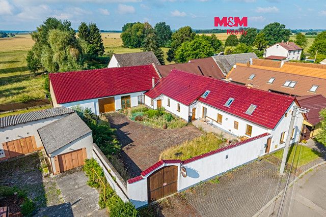Prodej rodinného domu 300 m², pozemek 3109 m²