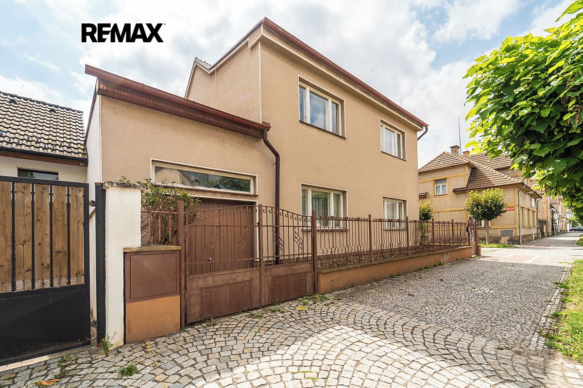 Prodej rodinného domu 294 m², pozemek 427 m² – fotografie 2