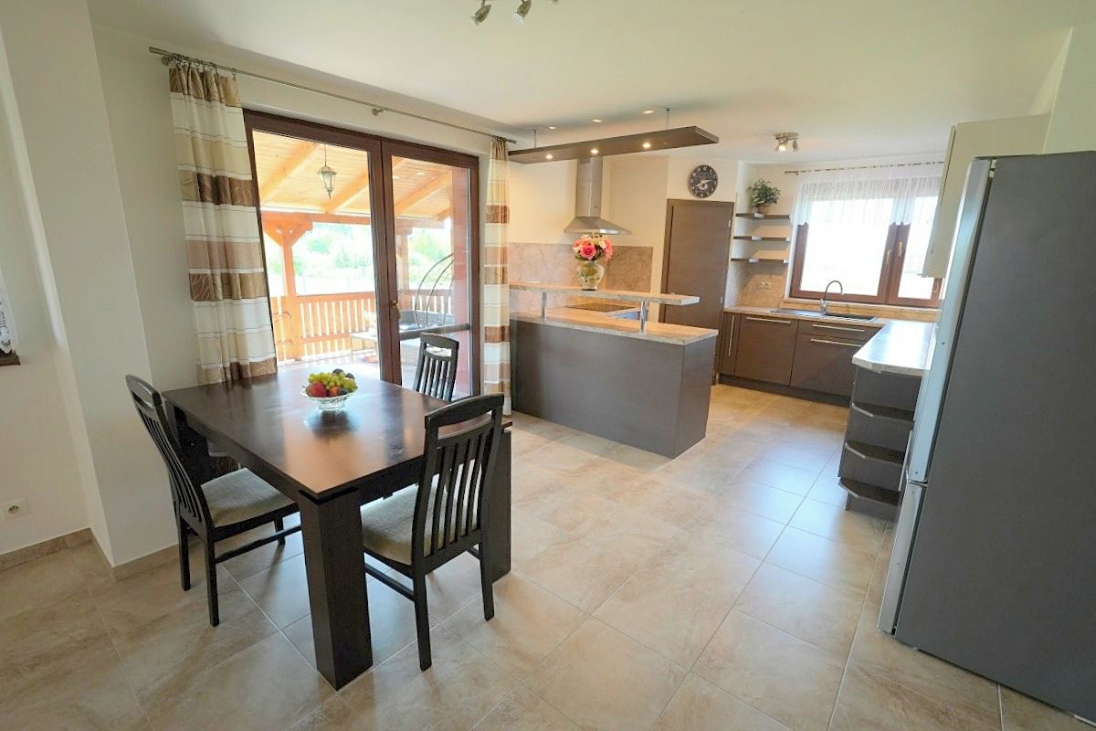 Prodej rodinného domu 246 m², pozemek 1264 m² – fotografie 5