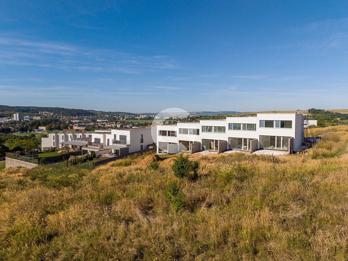Prodej rodinného domu 140 m², pozemek 229 m² – fotografie 2