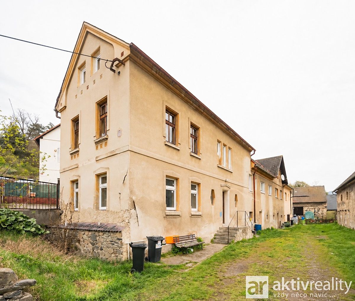 Prodej rodinného domu 250 m², pozemek 1005 m² – fotografie 2