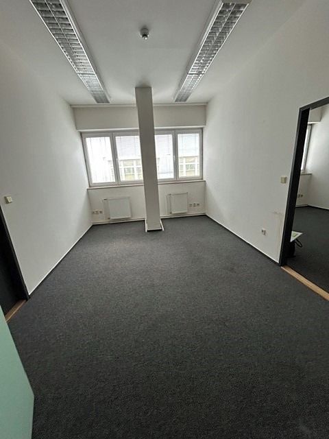 Pronájem kanceláře 32 m² – fotografie 3