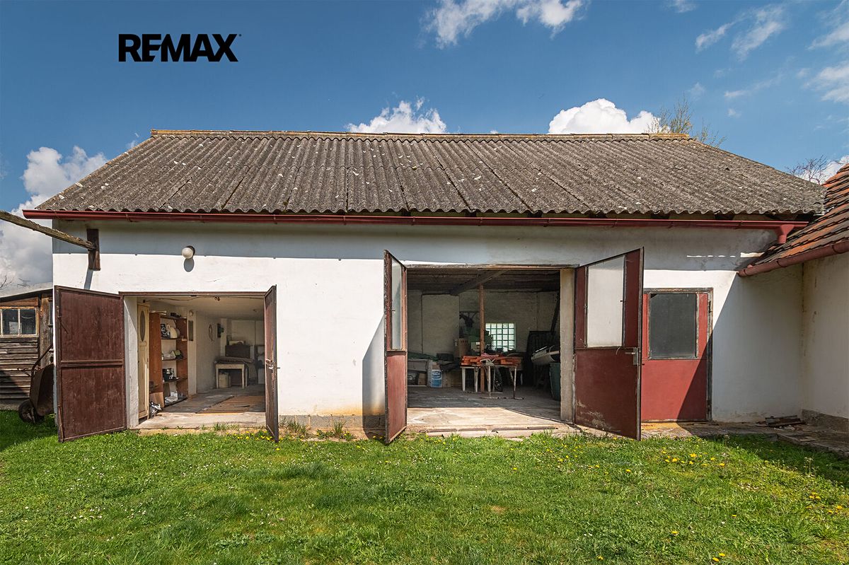 Prodej rodinného domu 240 m², pozemek 1122 m² – fotografie 2