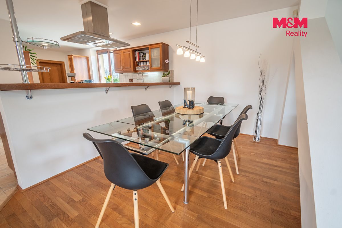 Prodej rodinného domu 196 m², pozemek 1242 m² – fotografie 3