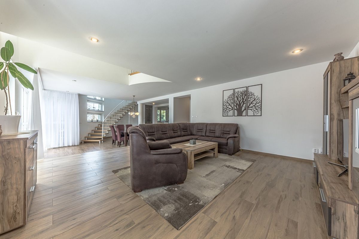 Prodej rodinného domu 260 m², pozemek 991 m² – fotografie 4