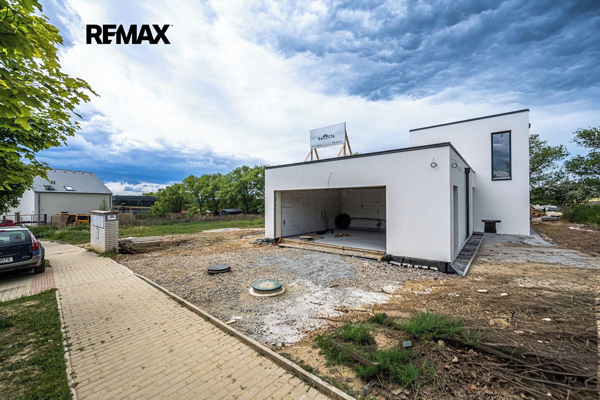 Prodej rodinného domu 230 m², pozemek 982 m² – fotografie 2
