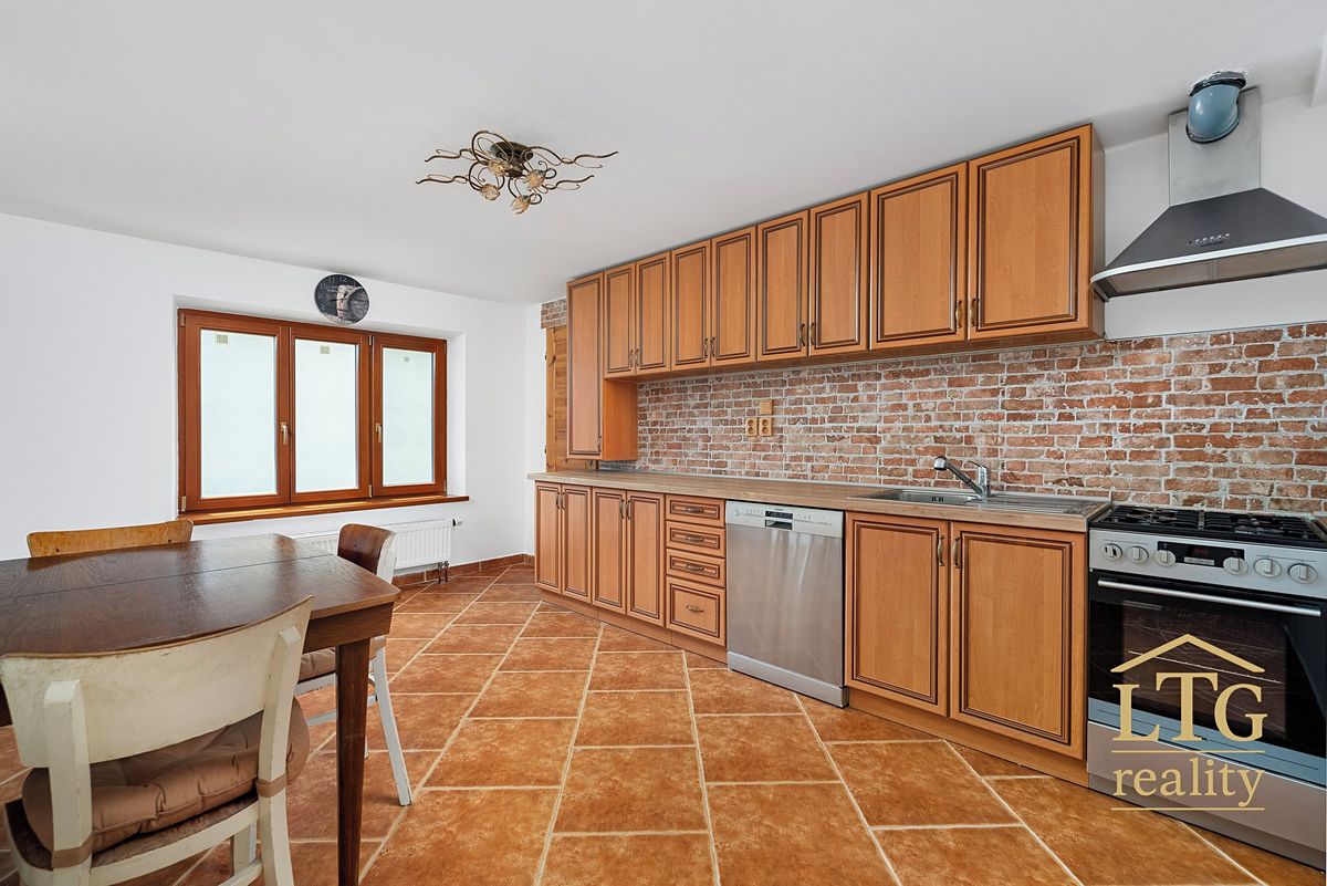 Prodej rodinného domu 197 m², pozemek 808 m² – fotografie 4