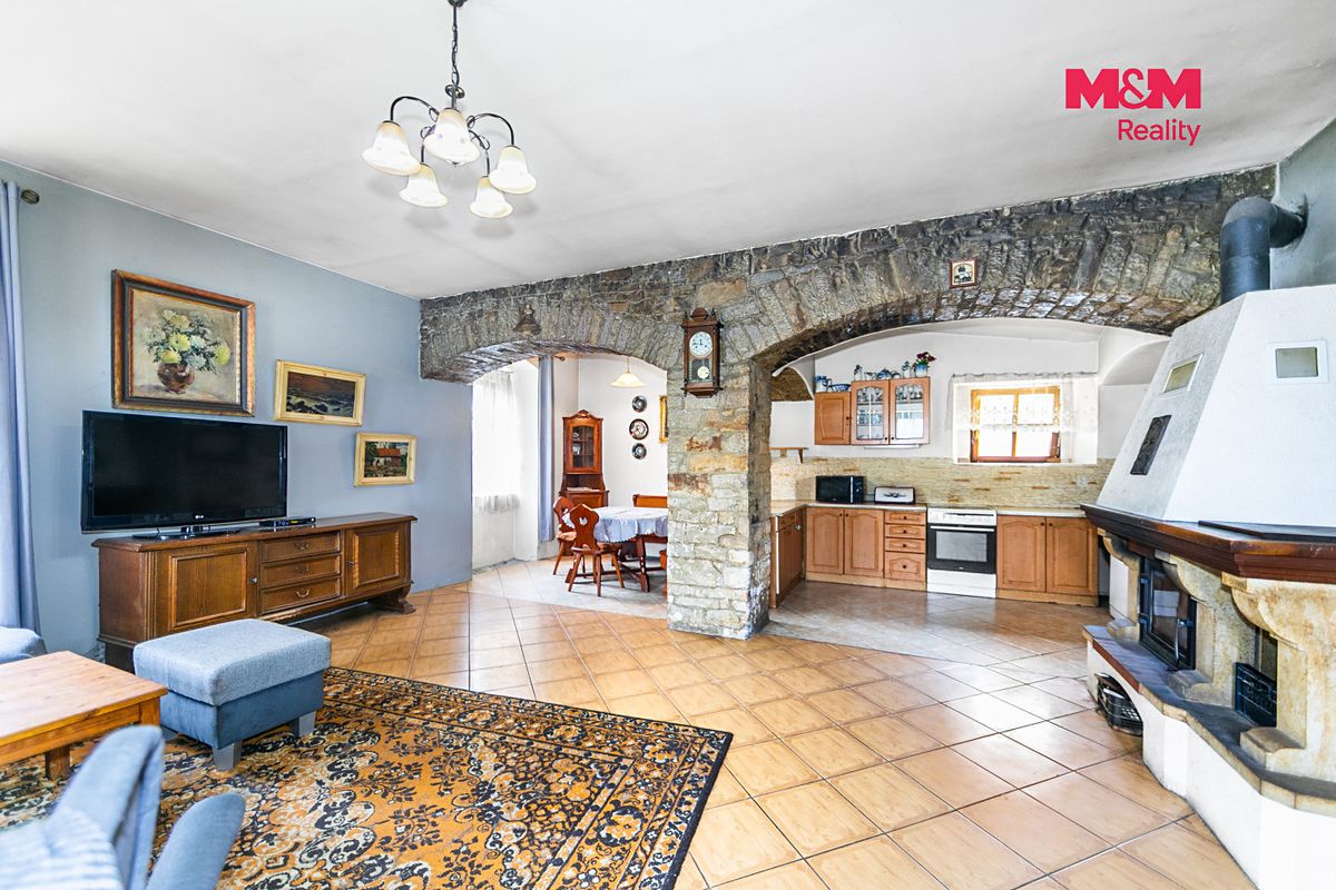 Prodej rodinného domu 200 m², pozemek 696 m² – fotografie 3