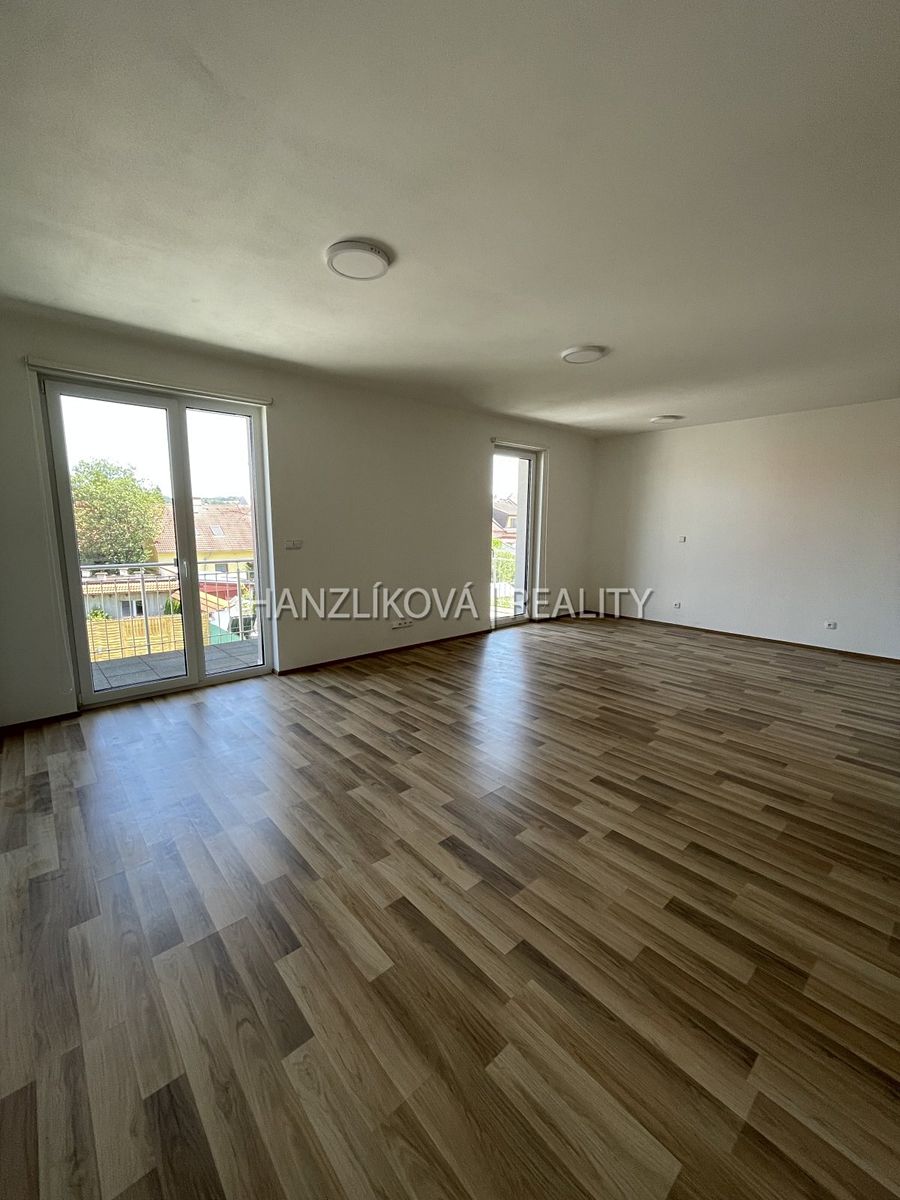Pronájem bytu 2+kk 52 m² – fotografie 3