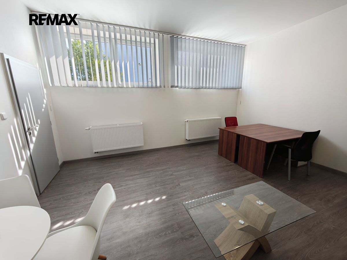 Pronájem kanceláře 65 m² – fotografie 2