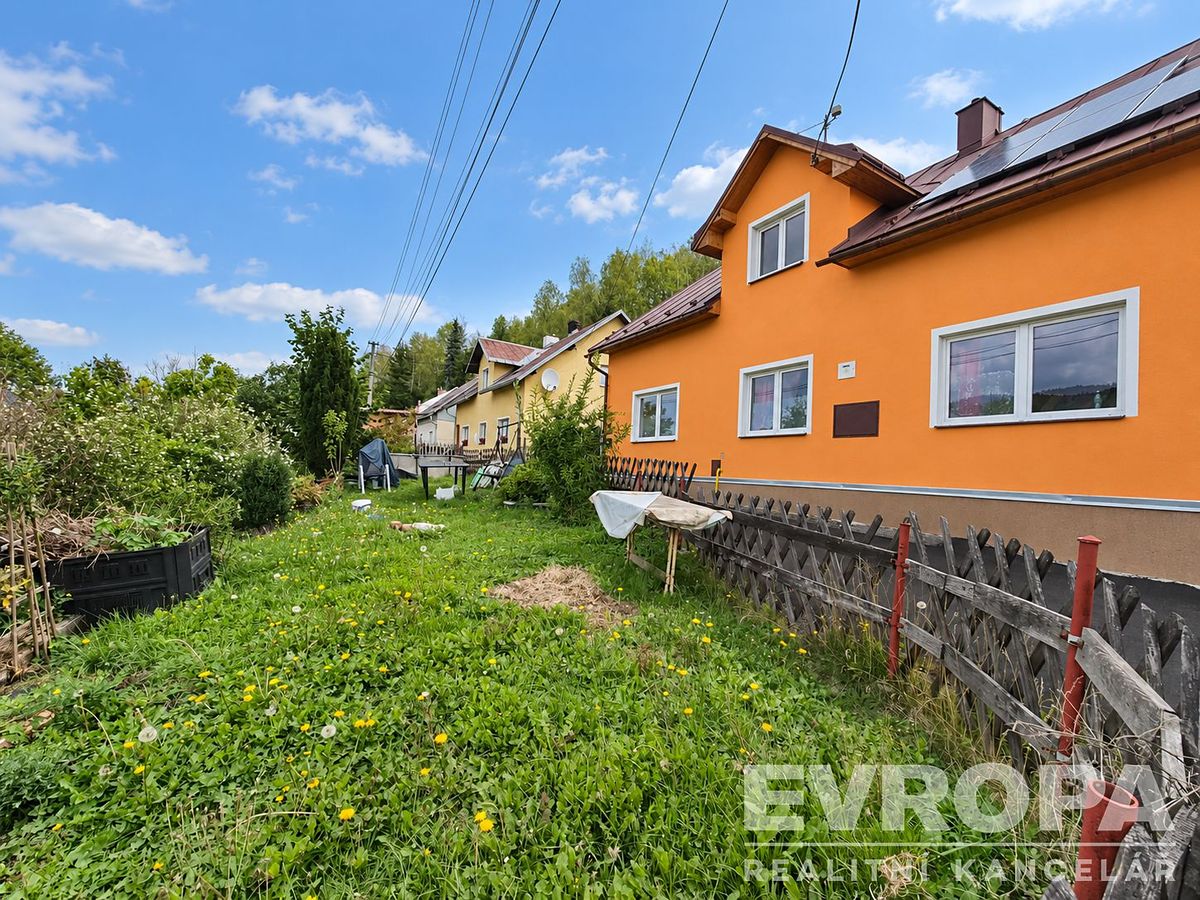 Prodej rodinného domu 240 m², pozemek 383 m² – fotografie 2