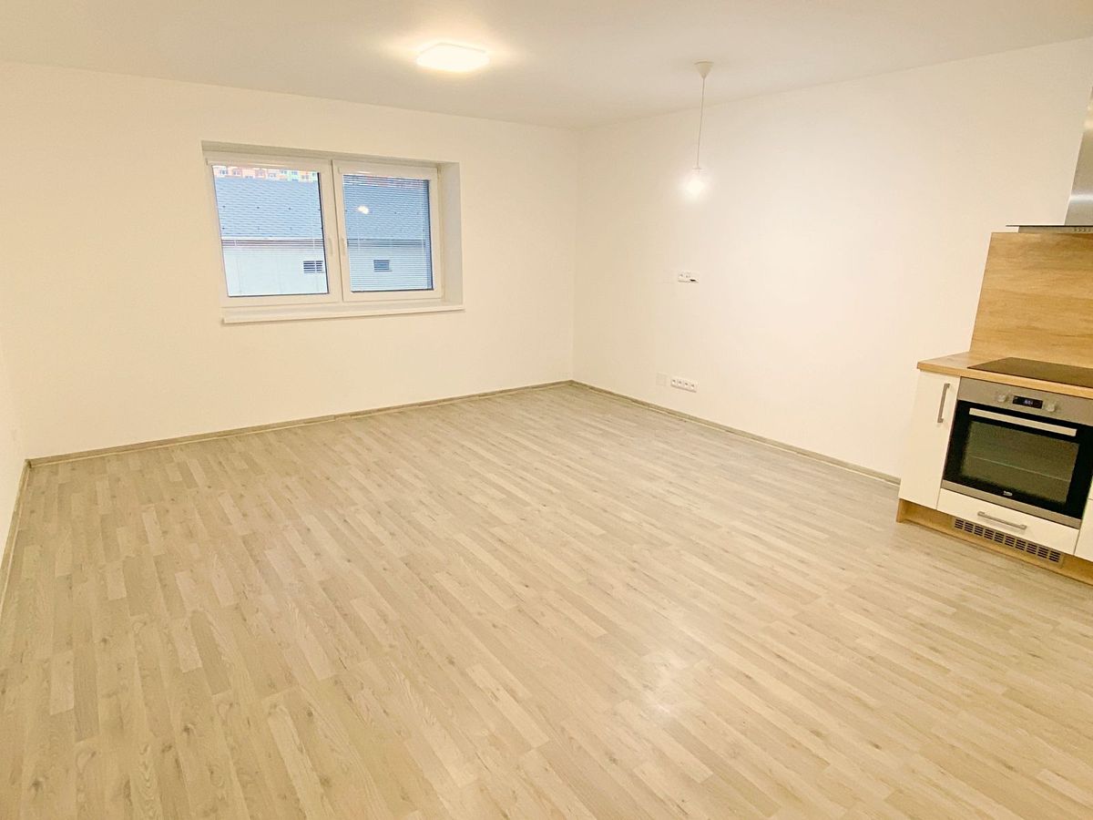 Pronájem bytu 4+kk 85 m² – fotografie 3