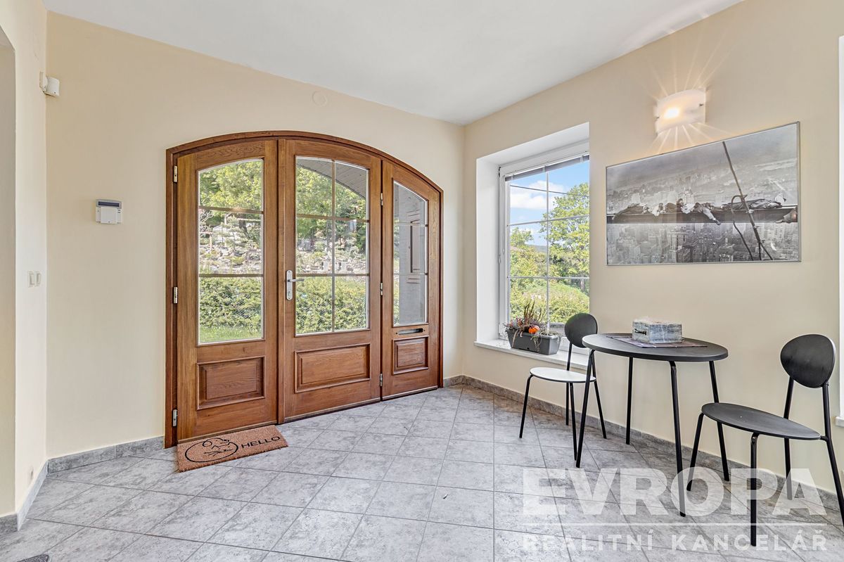 Prodej rodinného domu 375 m², pozemek 772 m² – fotografie 2