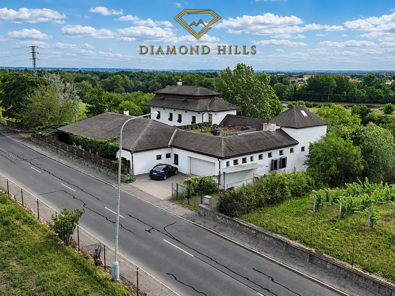 Prodej rodinného domu 518 m², pozemek 1012 m², Mělník – náhled fotky 2