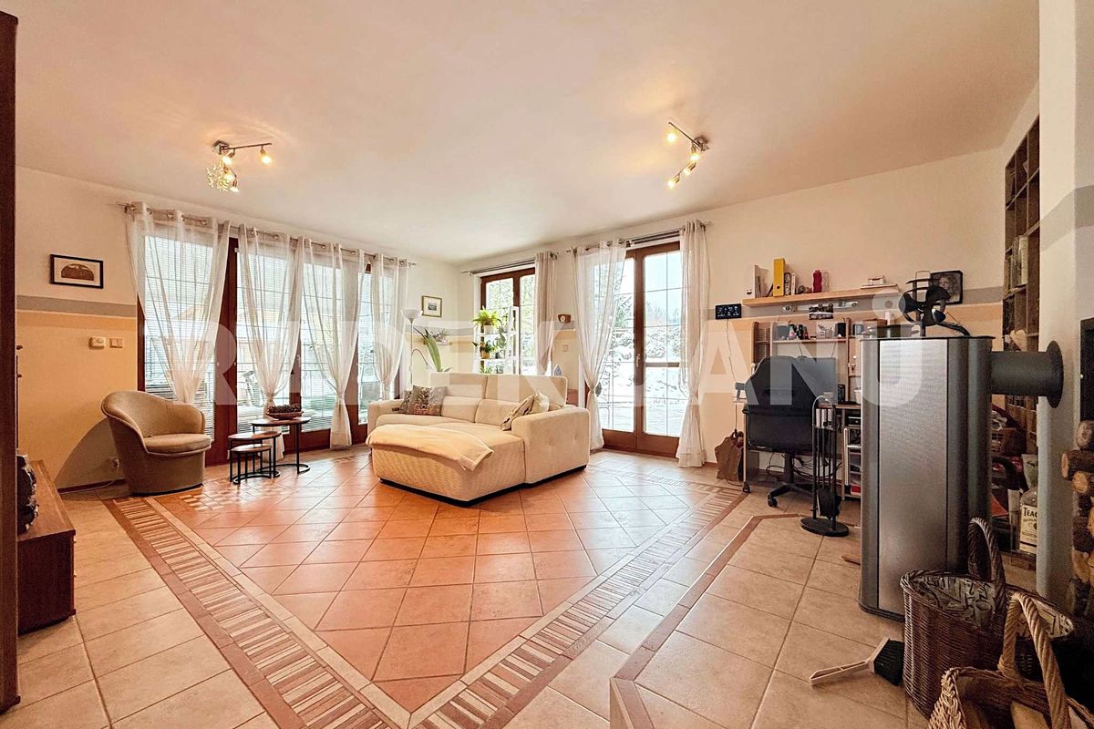 Pronájem rodinného domu 250 m², pozemek 1608 m² – fotografie 4