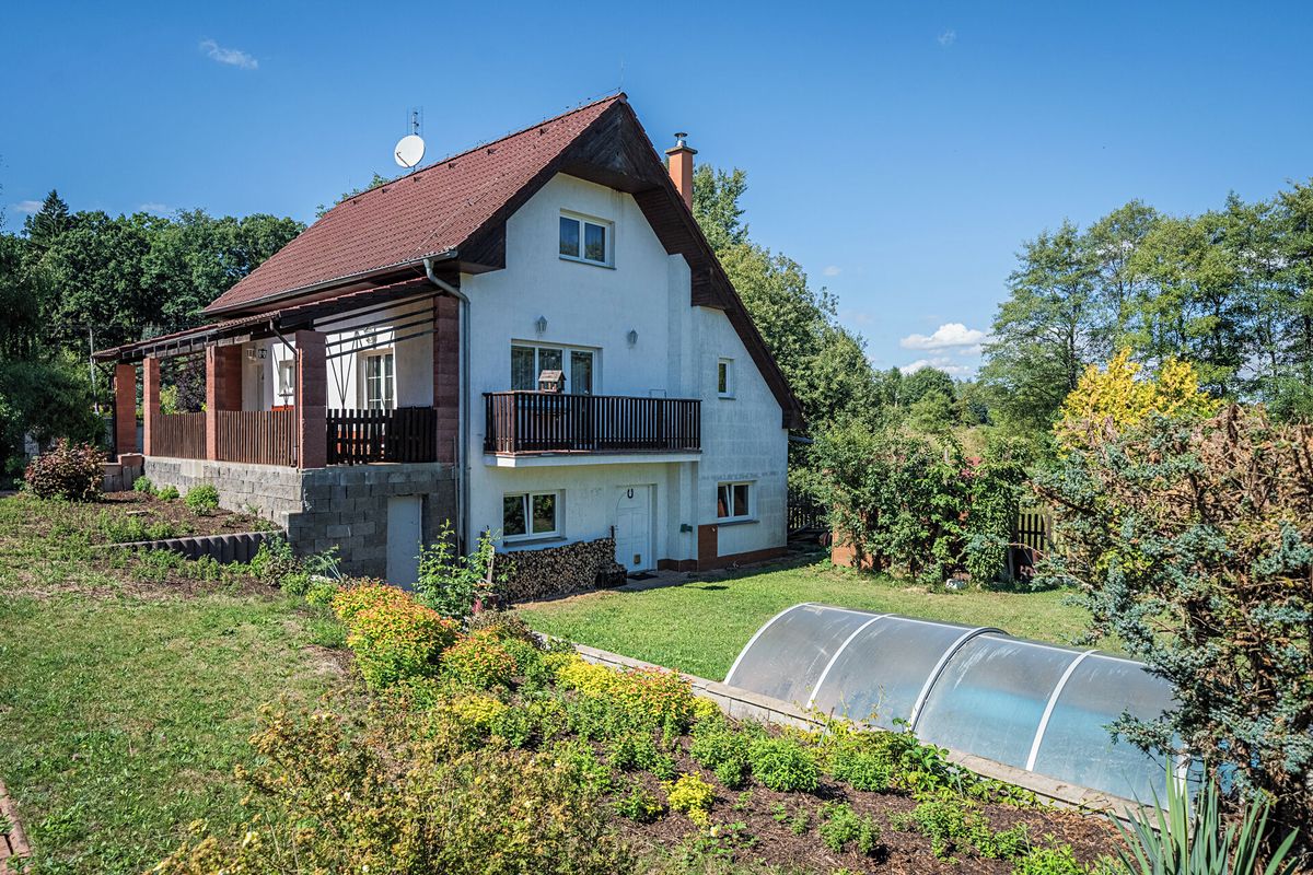 Prodej rodinného domu 191 m², pozemek 2124 m²