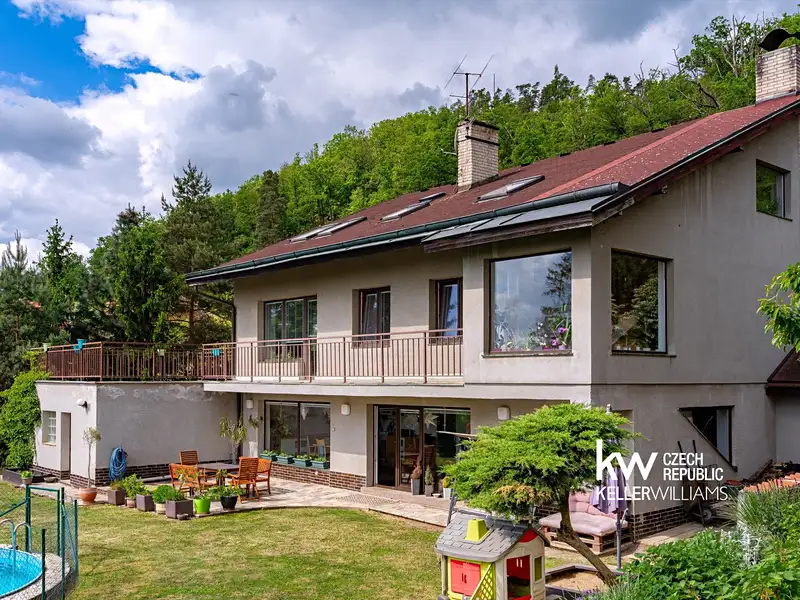 Prodej rodinného domu 281 m², pozemek 1484 m², Černošice – náhled fotky 1