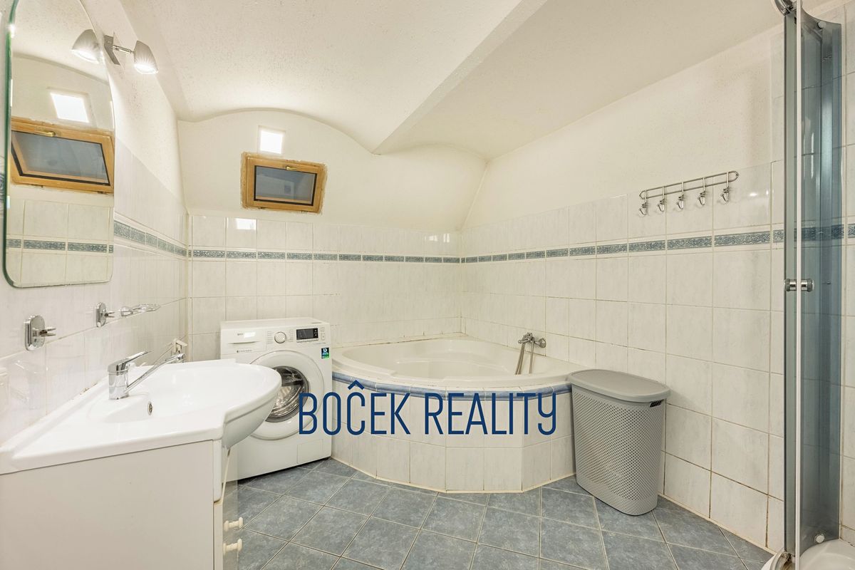 Prodej rodinného domu 211 m², pozemek 1356 m² – fotografie 3