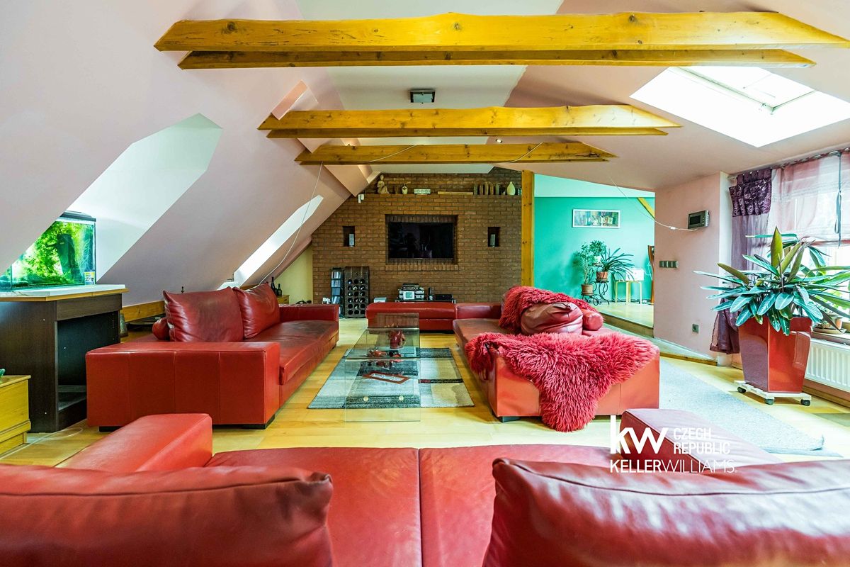 Prodej rodinného domu 450 m², pozemek 1416 m² – fotografie 2