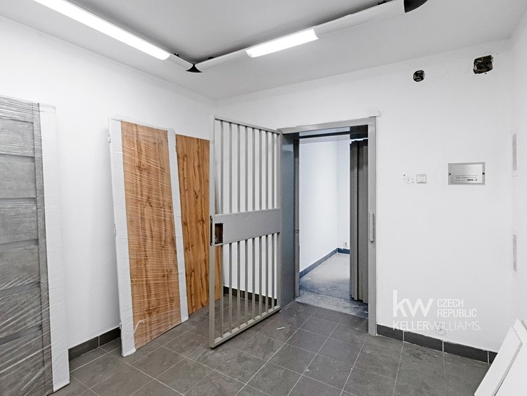 Комерційне приміщення в оренду, 1 073 м² (26 з 29)