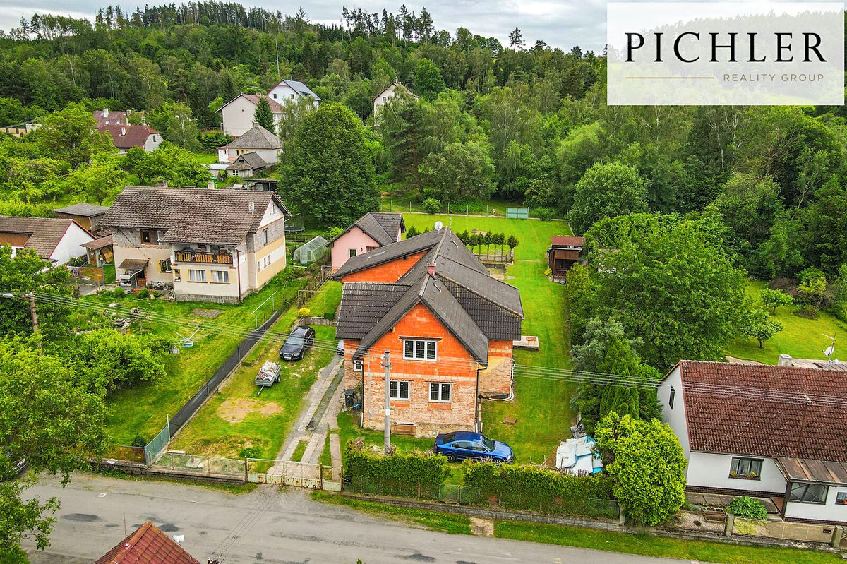 Prodej rodinného domu 330 m², pozemek 1823 m²