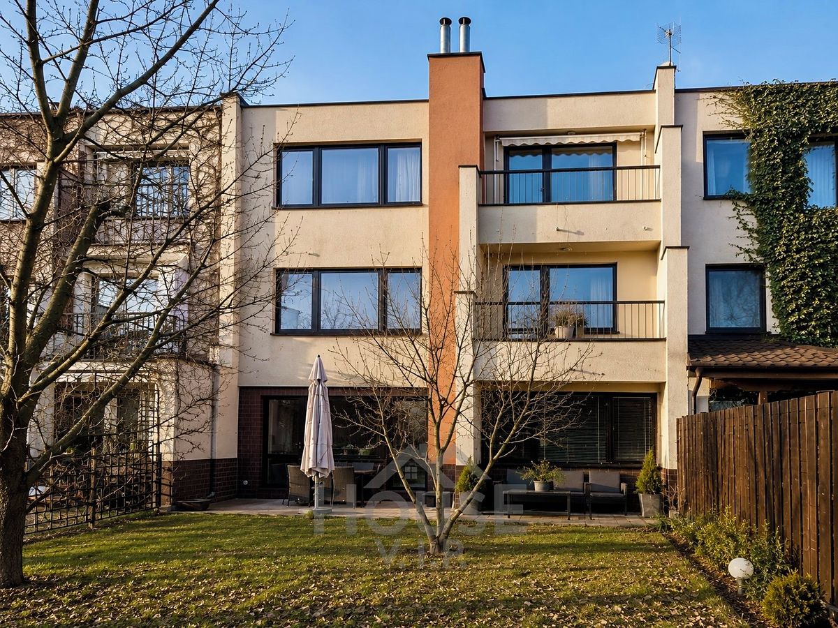 Prodej rodinného domu 280 m², pozemek 284 m² – fotografie 2