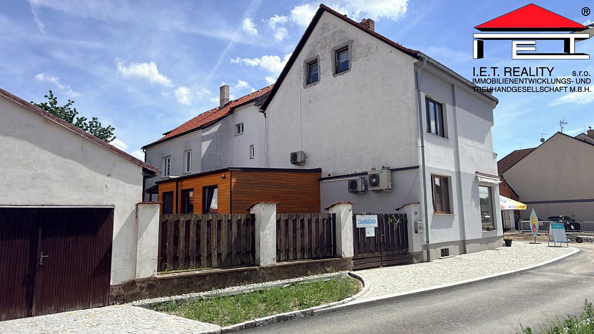 Prodej rodinného domu 303 m², pozemek 553 m² – fotografie 3