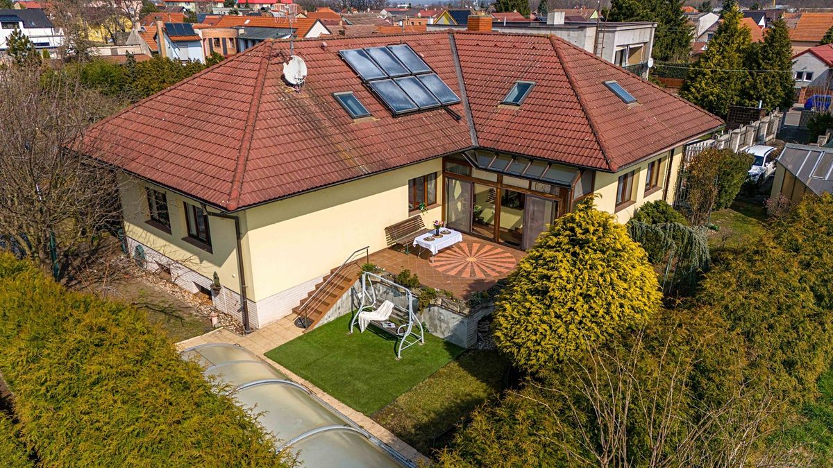 Prodej rodinného domu 286 m², pozemek 722 m² – fotografie 2