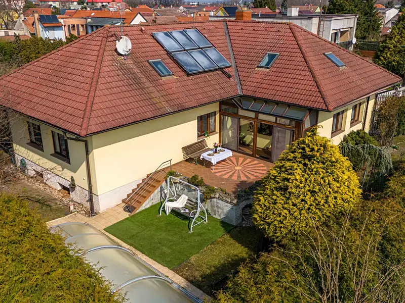 Prodej rodinného domu 286 m², pozemek 722 m², Veleň – náhled fotky 2