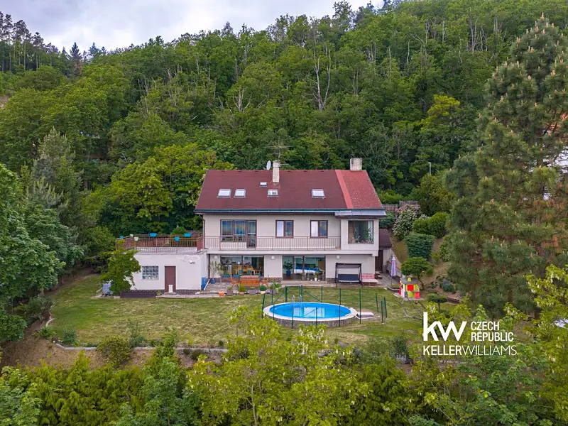 Prodej rodinného domu 281 m², pozemek 1484 m², Černošice – náhled fotky 2