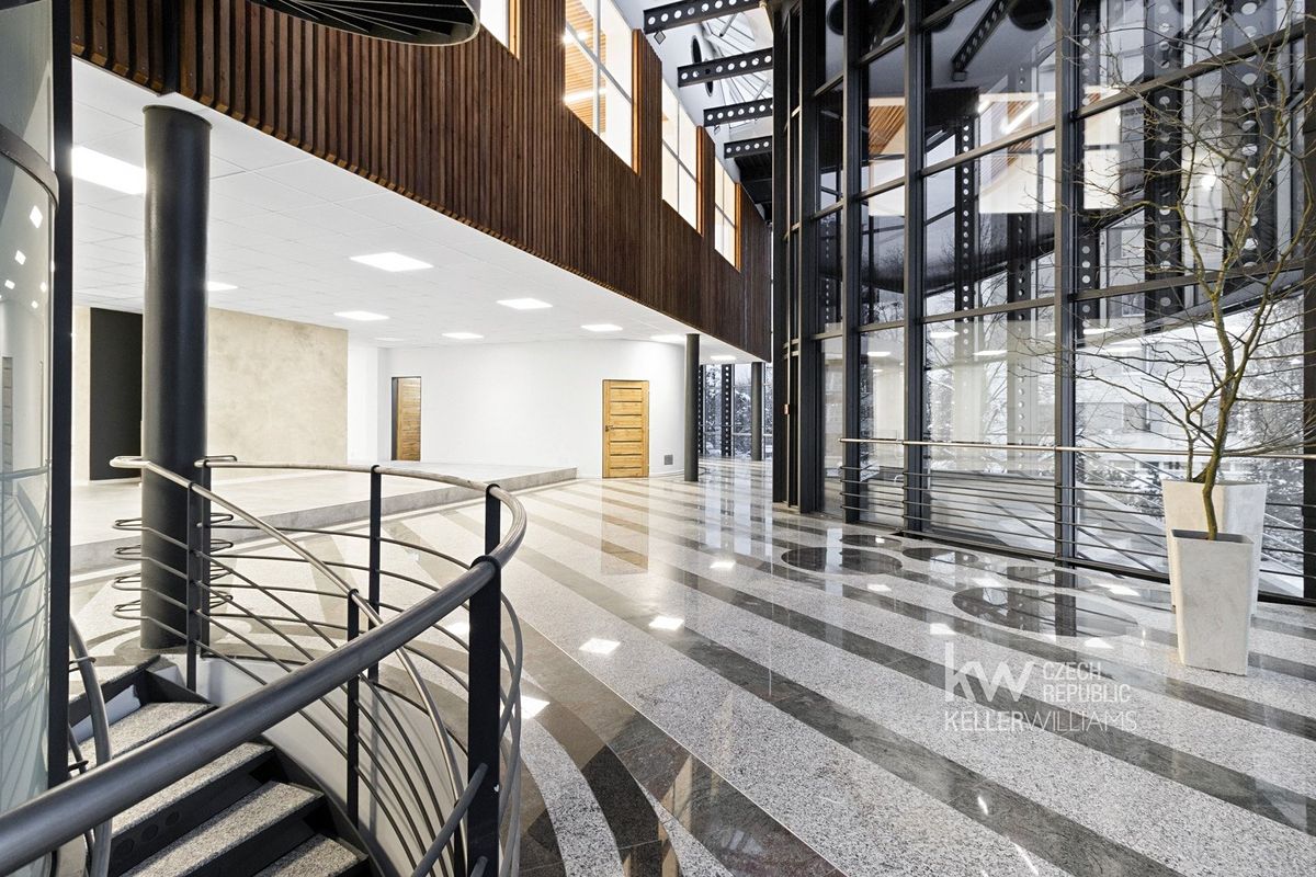 Pronájem kanceláře 1073 m² – fotografie 2