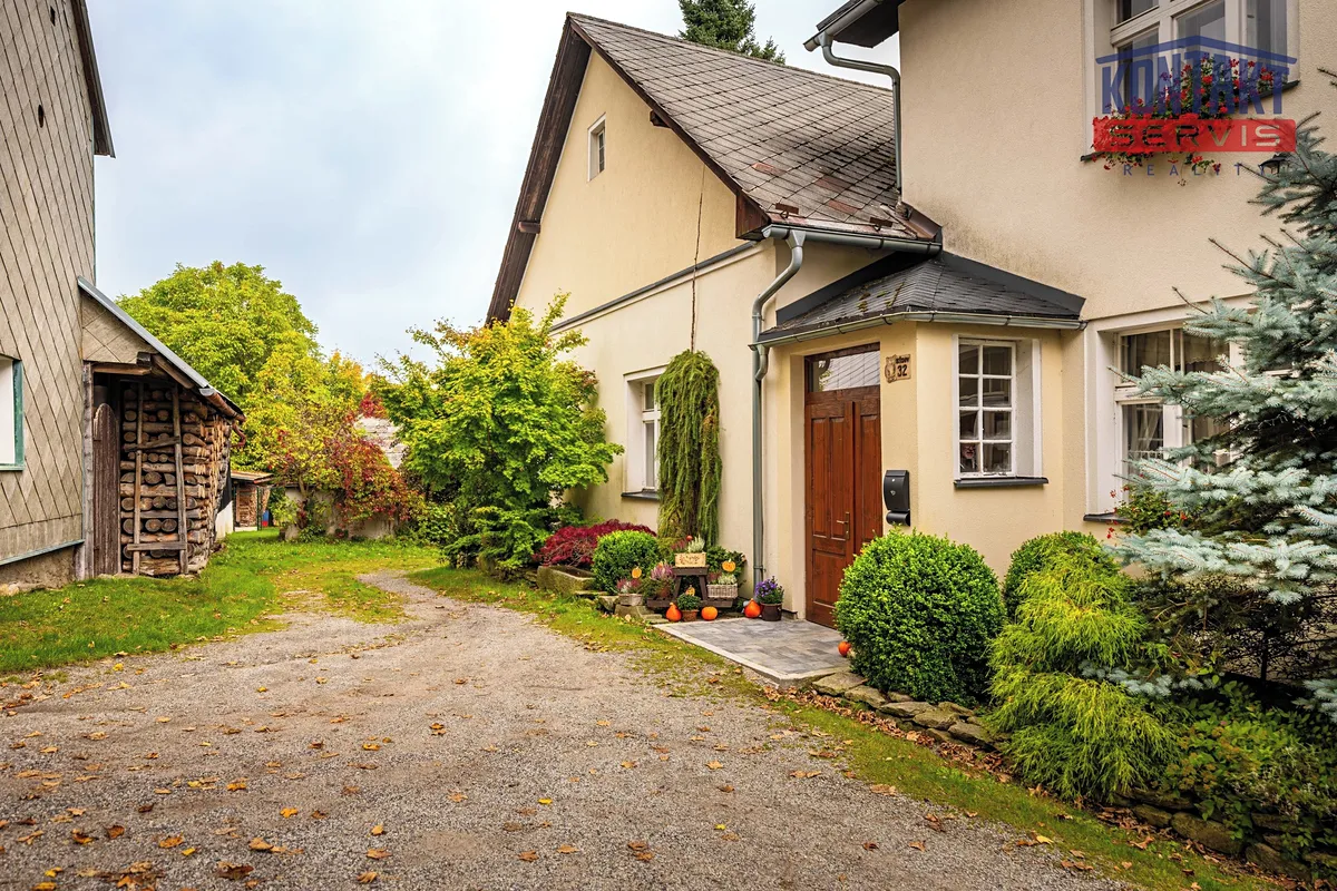 Prodej rodinného domu 660 m², pozemek 971 m²