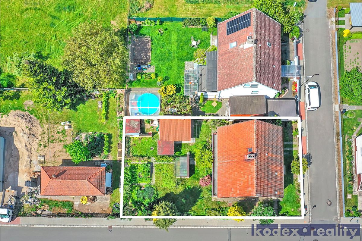Prodej rodinného domu 270 m², pozemek 590 m² – fotografie 2
