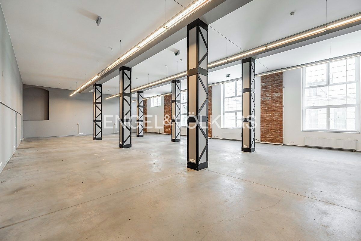 Pronájem kanceláře 468 m²
