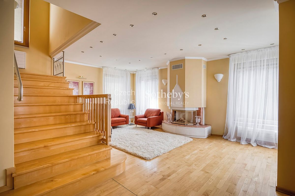 Prodej vily 645 m², pozemek 760 m² – fotografie 3