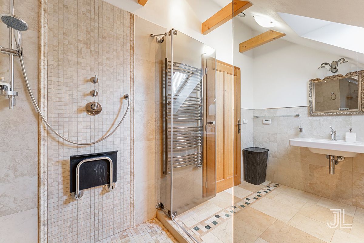 Prodej rodinného domu 355 m², pozemek 648 m² – fotografie 3